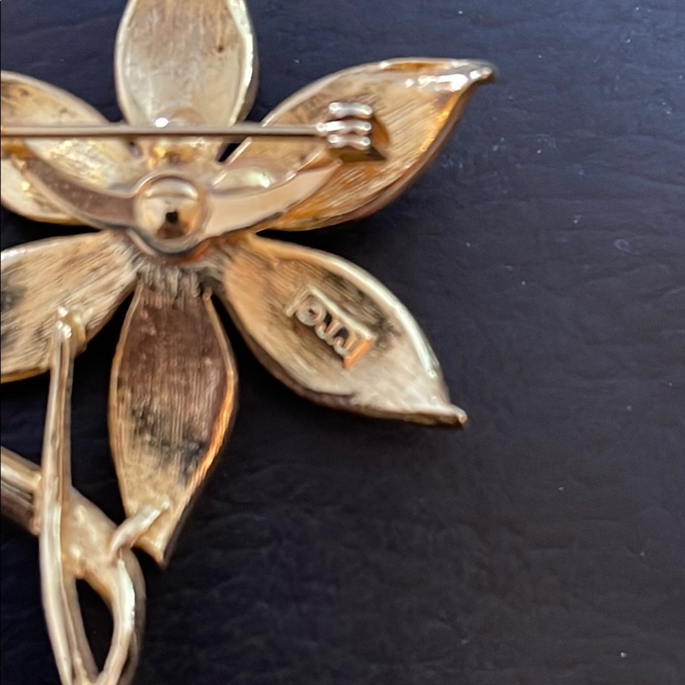 JJ Elegant Gold Floral Brooch with Silver Accents - Picture 4 of 4